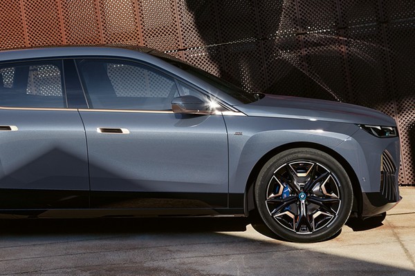 BMW iX M60 photo