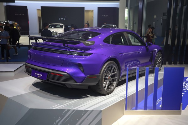 Porsche Taycan photo