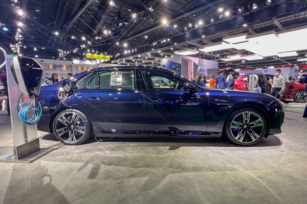 รูป BMW i7