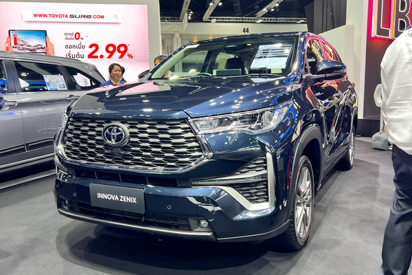 รูป Toyota Innova Zenix