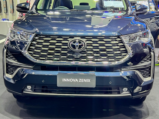 รูป Toyota Innova Zenix